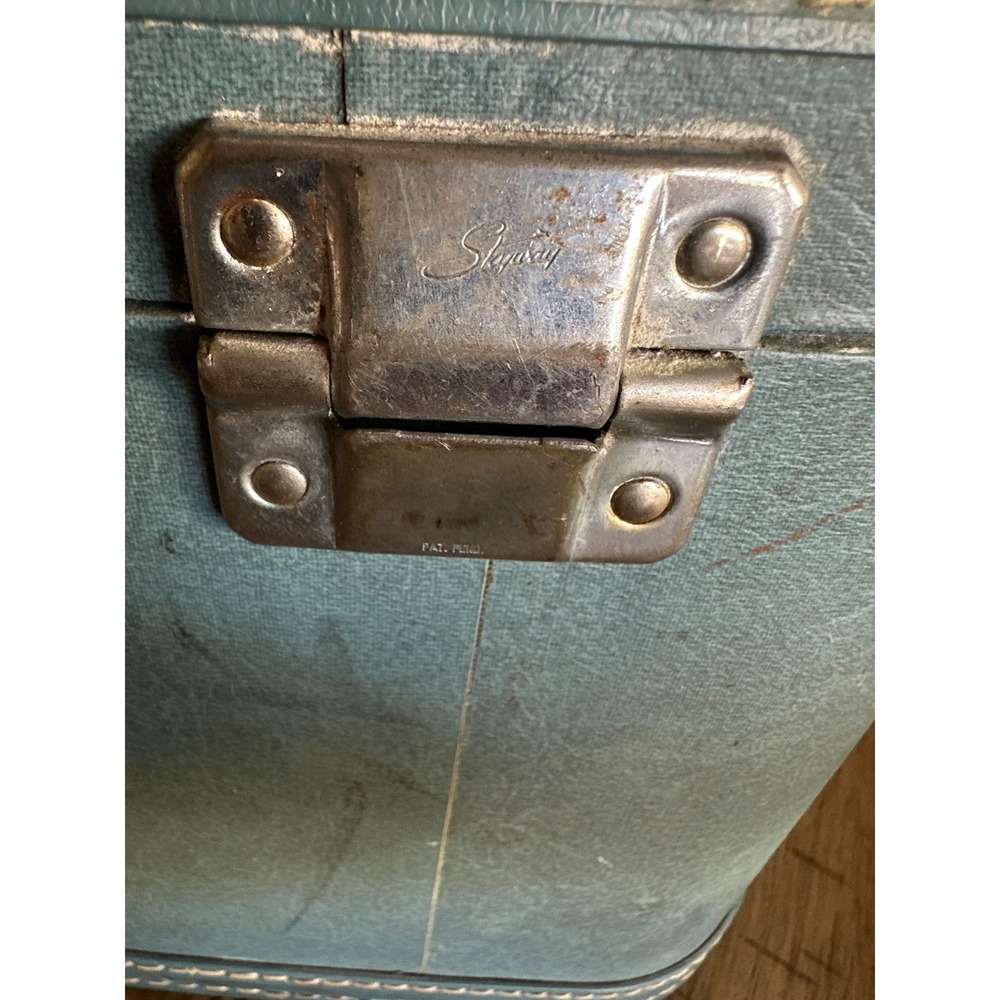 Mid-Century Skyway Train Case with Original Key Slate Blue Makeup Vanity Box - Picture 9 of 15